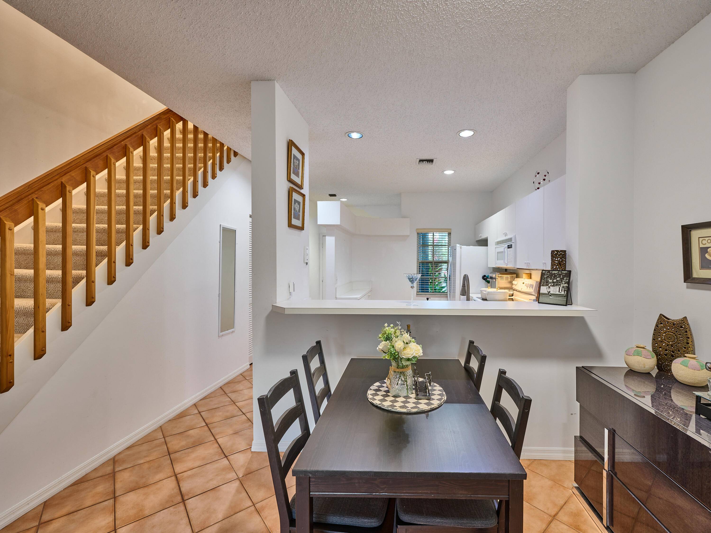 Come see this charming townhome centrally located in the heart of Boca Raton and conveniently close to the beach.