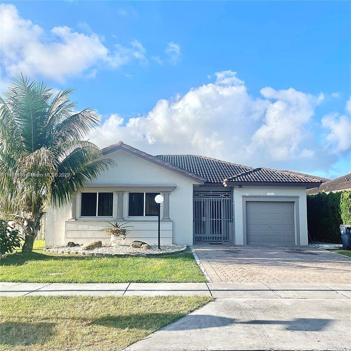Great opportunity to own this beautiful single family home, built in 2004 We're excited to share with you a stunning 4 bedroom, 3 bathroom property that's perfect for everyone, those ...