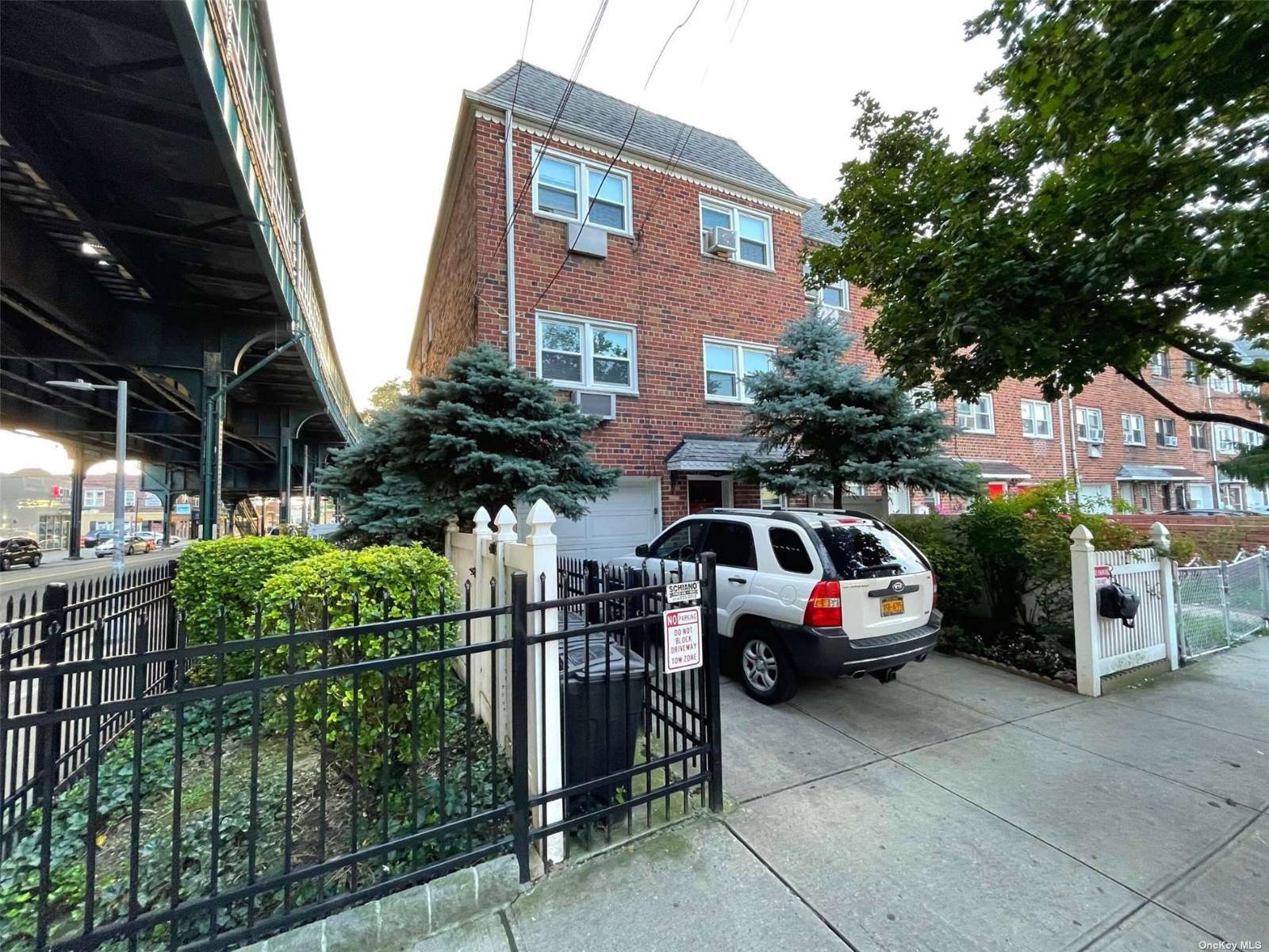 3 Units amp ; 3 4 Car Parking Spaces 2 Units are 3bed 1ba Free Market Apartments 3FL 2, 500 mo, 2FL 2, 900 mo, tenants paying all utilities, month ...