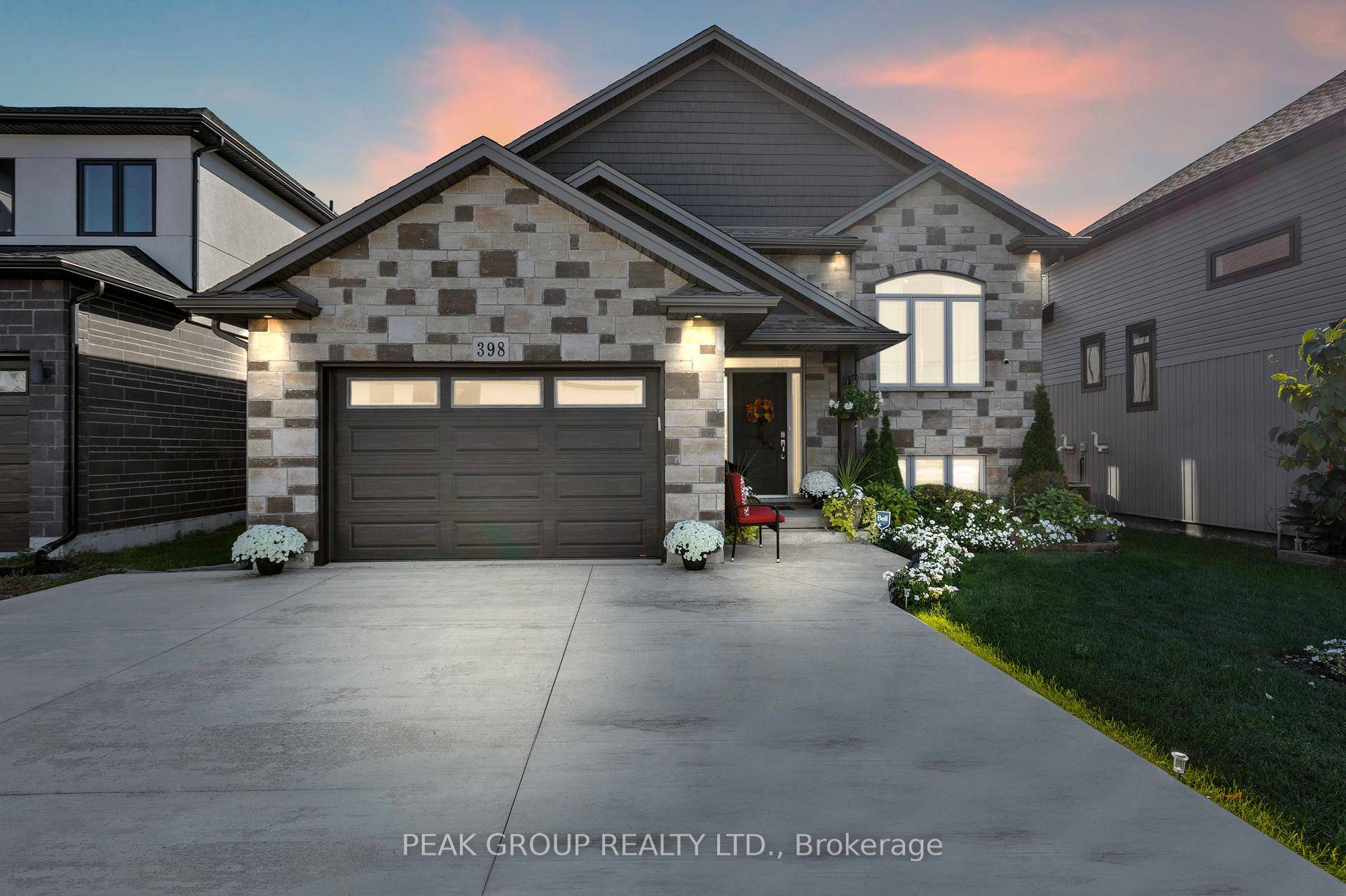 Welcome to the raised bungalow you've been waiting for !