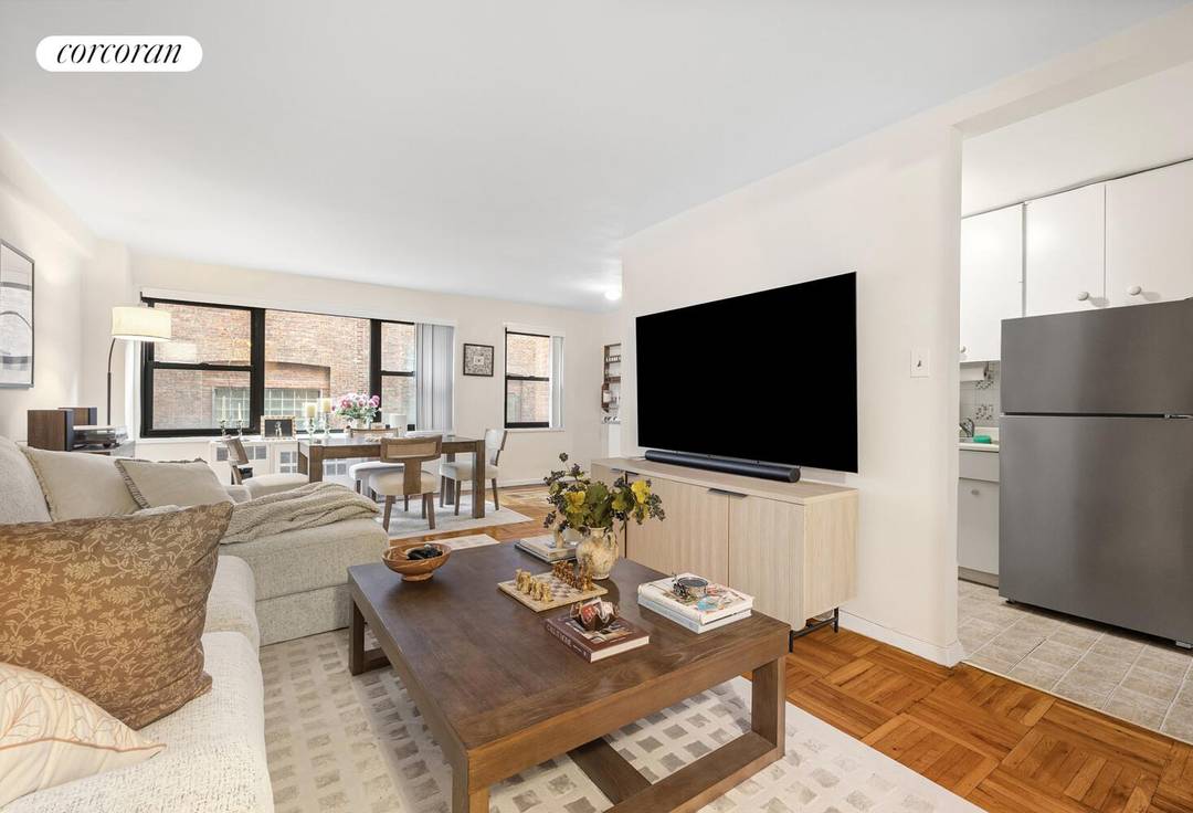 Residence 1C is an oversized junior 4 offering excellent value, a flexible layout, and low monthly maintenance in the heart of Midtown East.