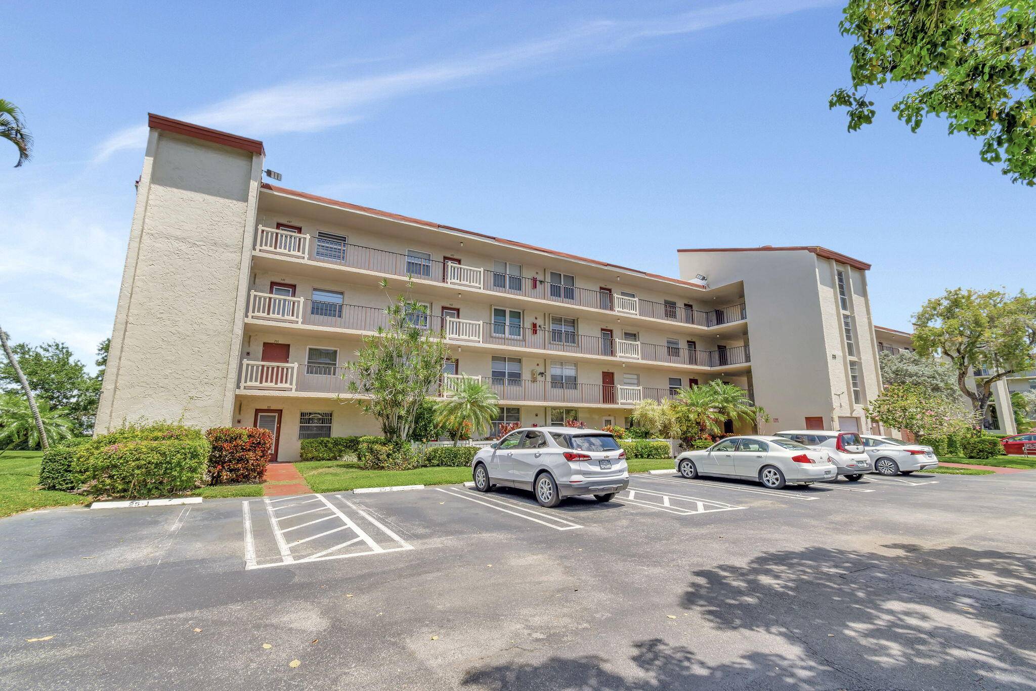 Exceptional Opportunity to Own a Top Floor 1 Bed, 2 Bath Condo in Abbey Village, Delray Beach !