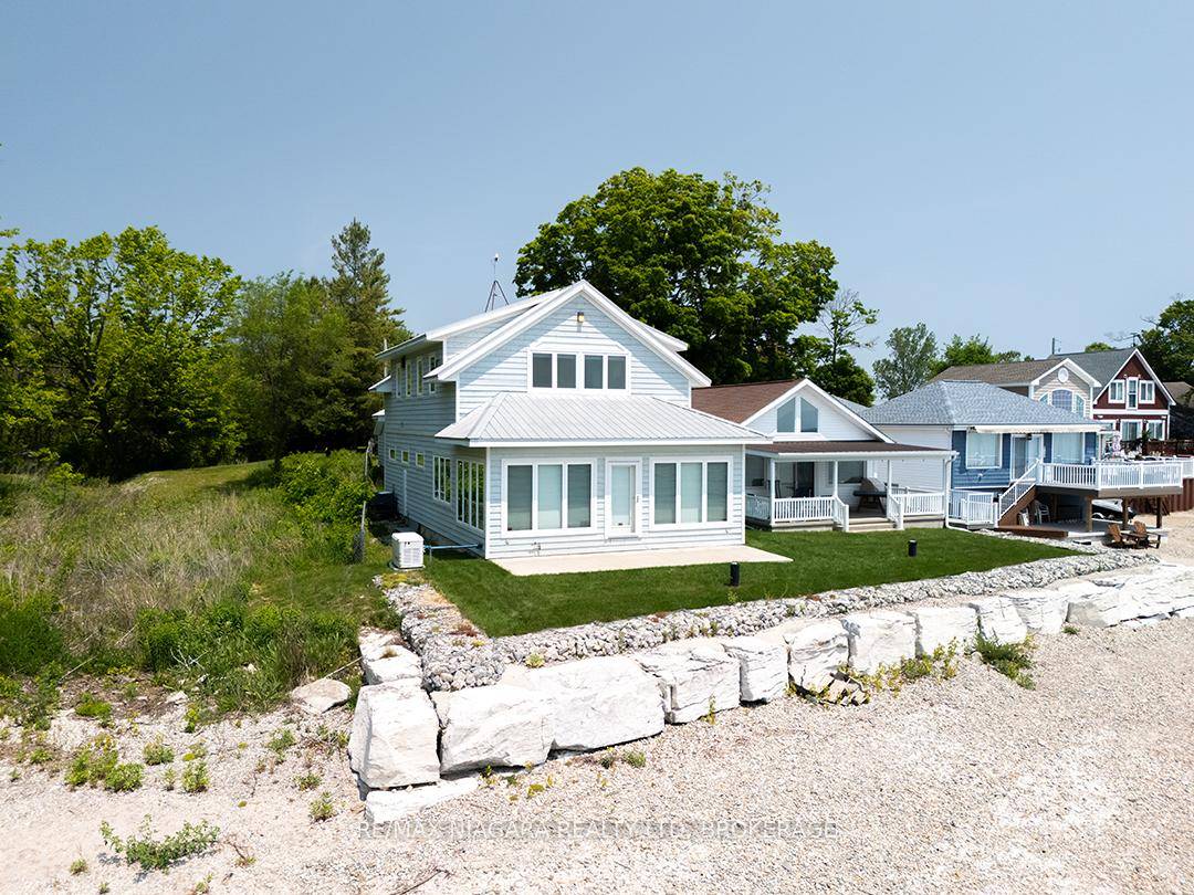 Year Round Lakefront Living !