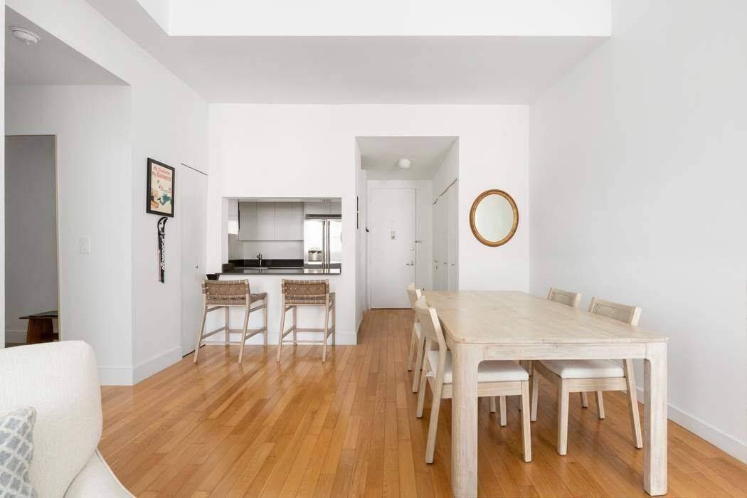 Welcome to Residence PH9, a refined home in the heart of the Financial District.