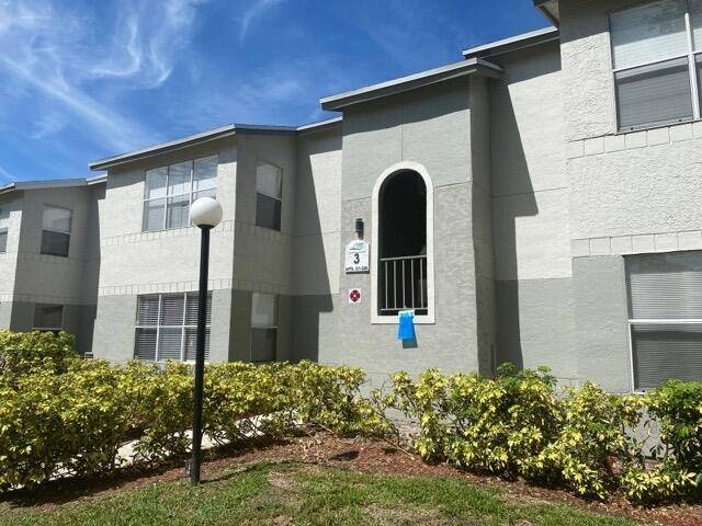 Welcome to this stunning 2 bedroom end unit condo in the heart of West Palm Beach, offering luxurious resort style living.