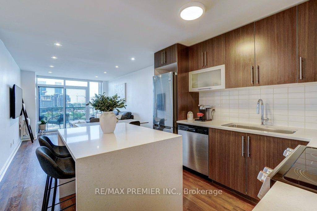 Discover stylish urban living at Vivid Condos in Islington Village !