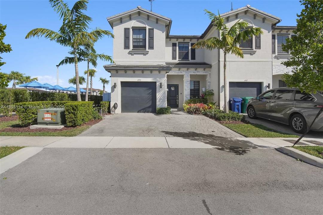 Beautiful Corner Townhouse in Gated Community Lakefront Living !
