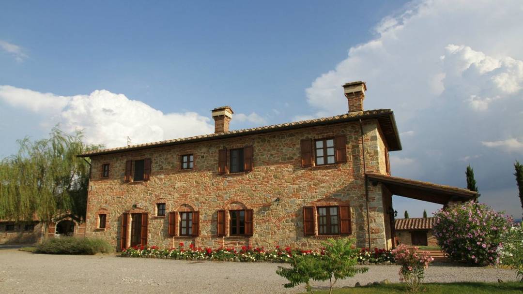 Farmhouse with land and outbuildings for sale in Tuscany, province of Arezzo with beautiful panoramic views over the town of Lucignano