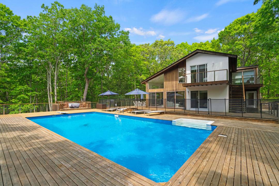 Modern Saltbox Close to the Bay!