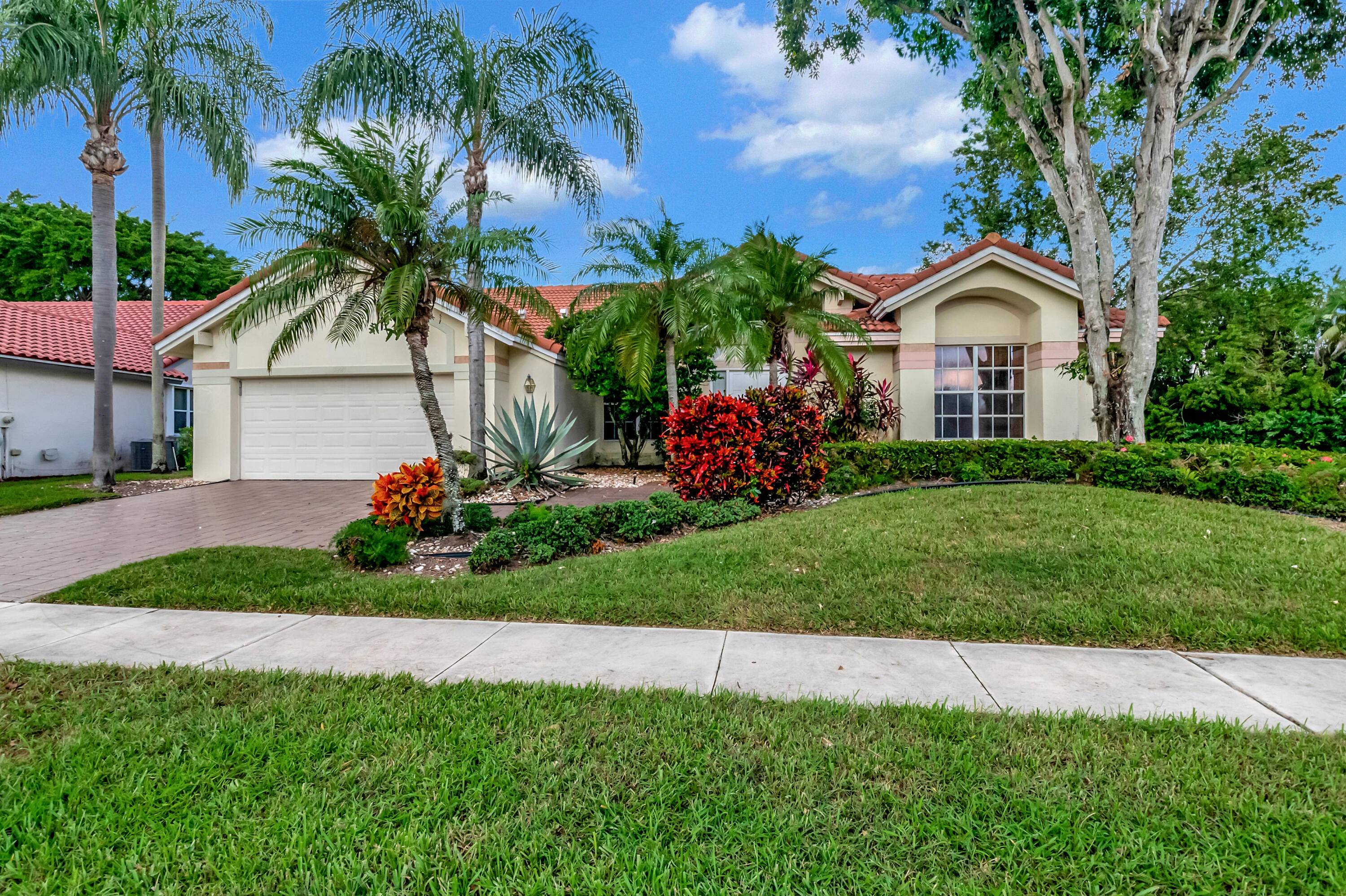 Stunning Jenson Model on an oversized lot in Aberdeen Golf and Country Club.