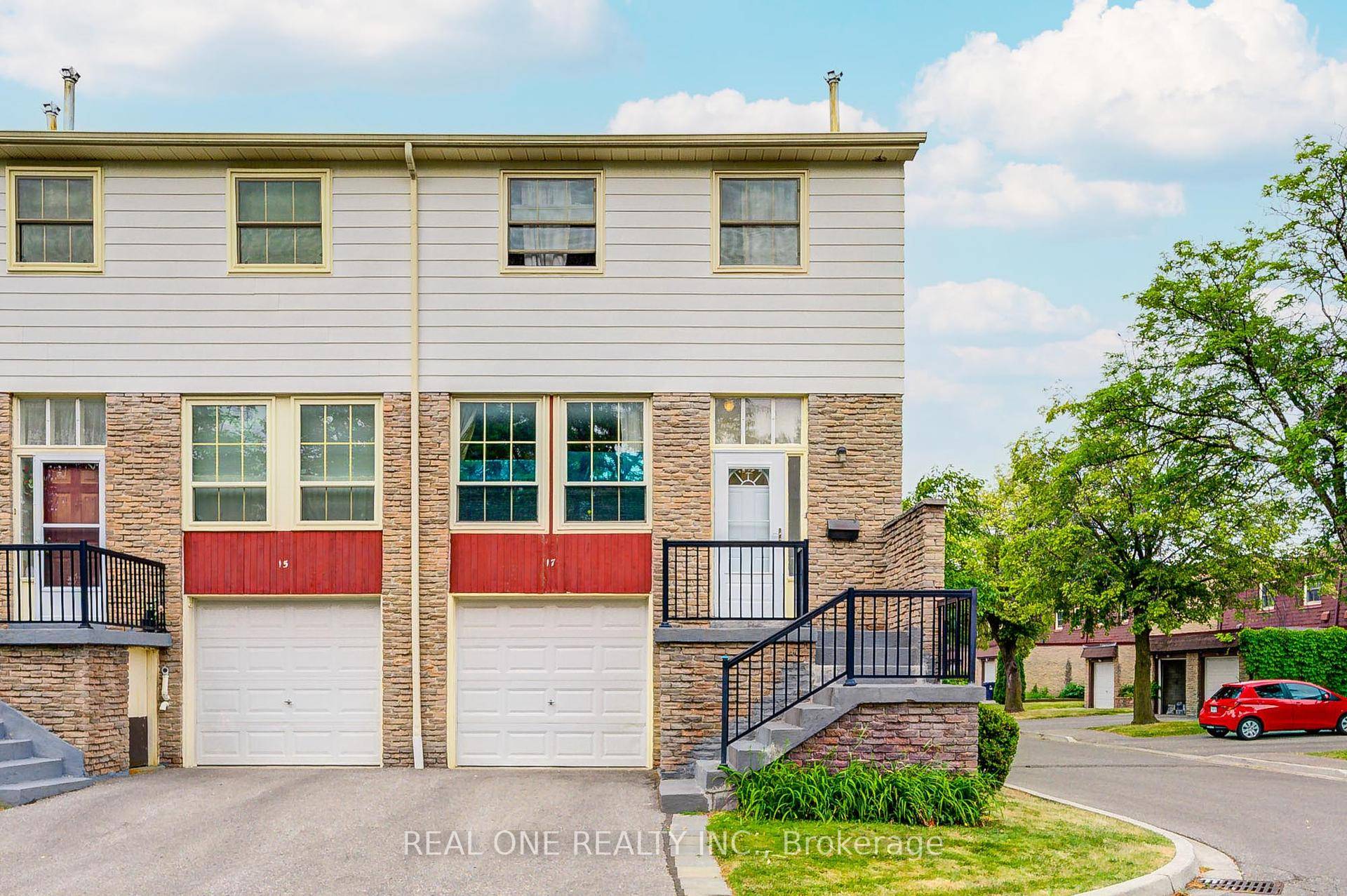 Well Maintained End Unit 3Br 3 Bath Townhouse In High Demand Area !