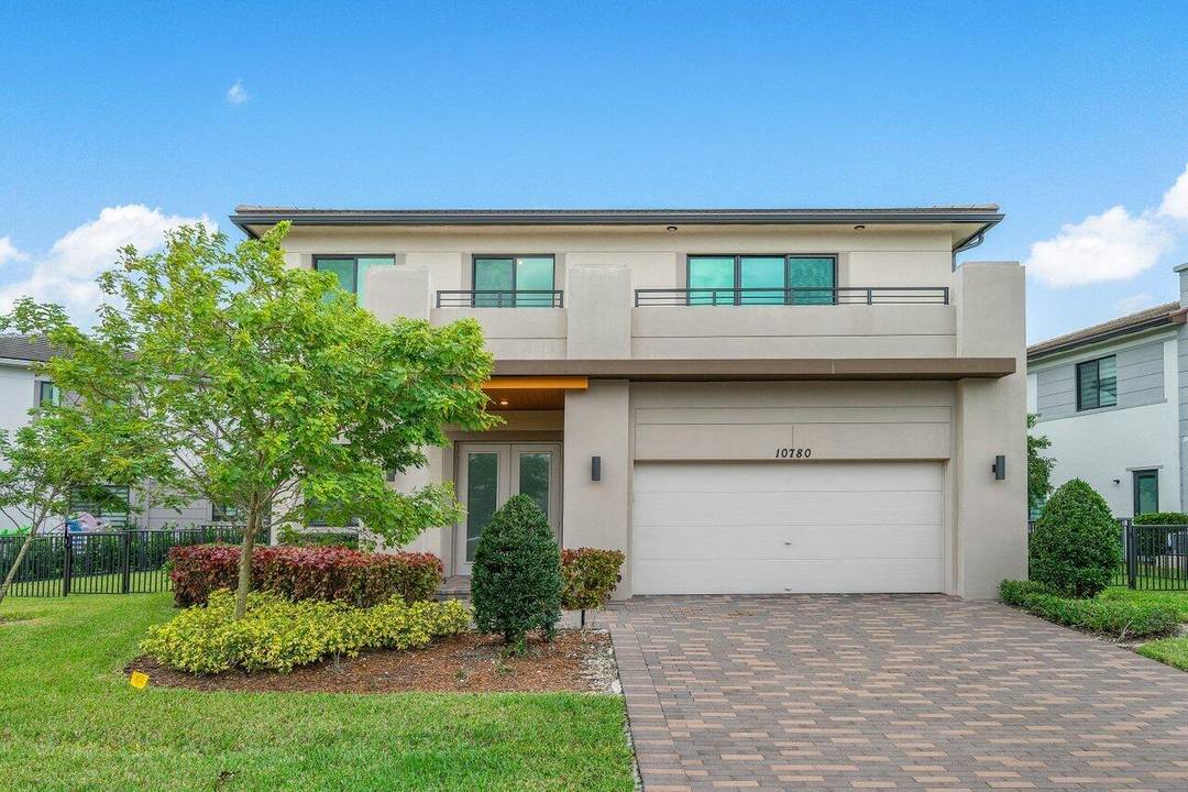 Gorgeous, solid CBS constructed home built in 2021, located in the sought after Cascata community.