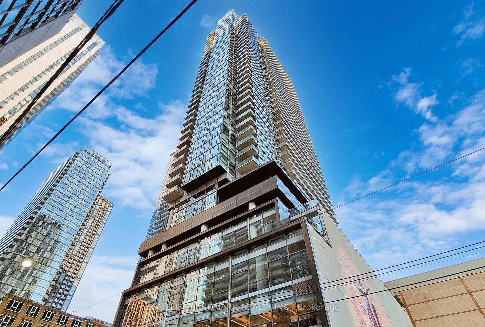 Combined Luxury with Urban Living at Its Finest Pinnacle On Adelaide, 1 Bedroom Unit In The Centre Of Entertainment amp ; Financial District !