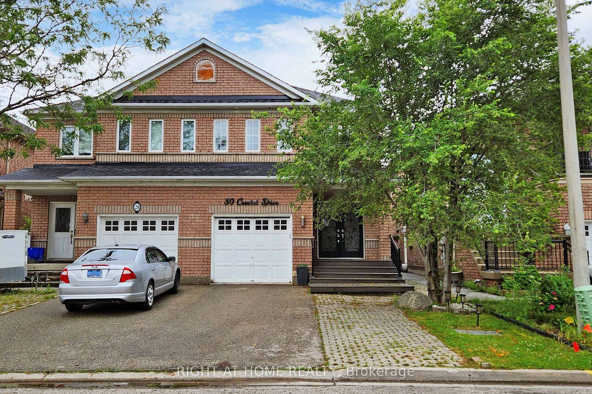Spacious 2250 Sqft 4 bedroom Semi Detatched home for Rent in the prestigious Vellore Village area in Vaughan.