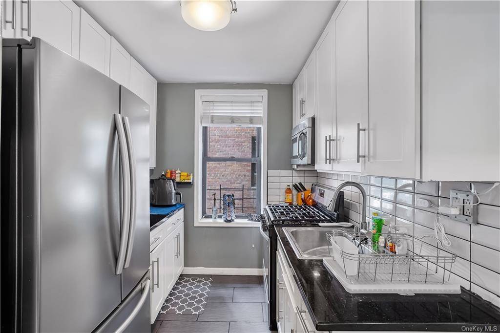This is a beautiful Coop, located in the heart of the Kingsbridge Heights section of the Bronx.