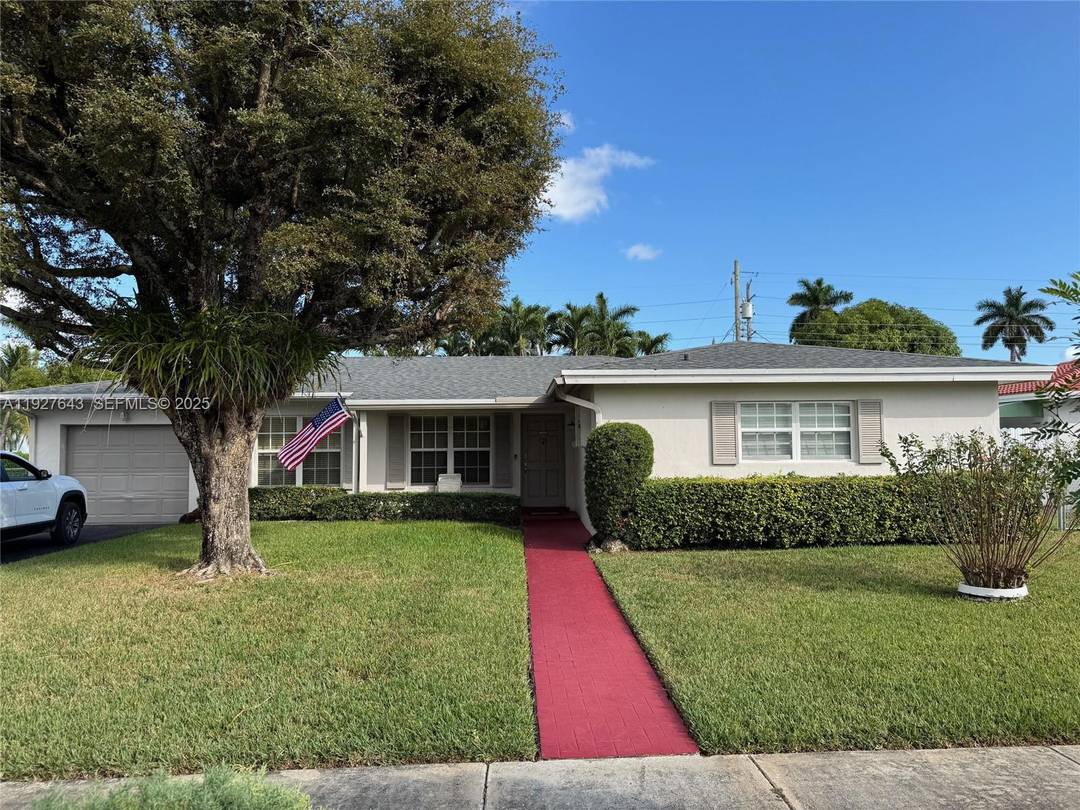Amazing Opportunity in Coral Park Westchester area, one of Miami s most sought after neighborhoods !