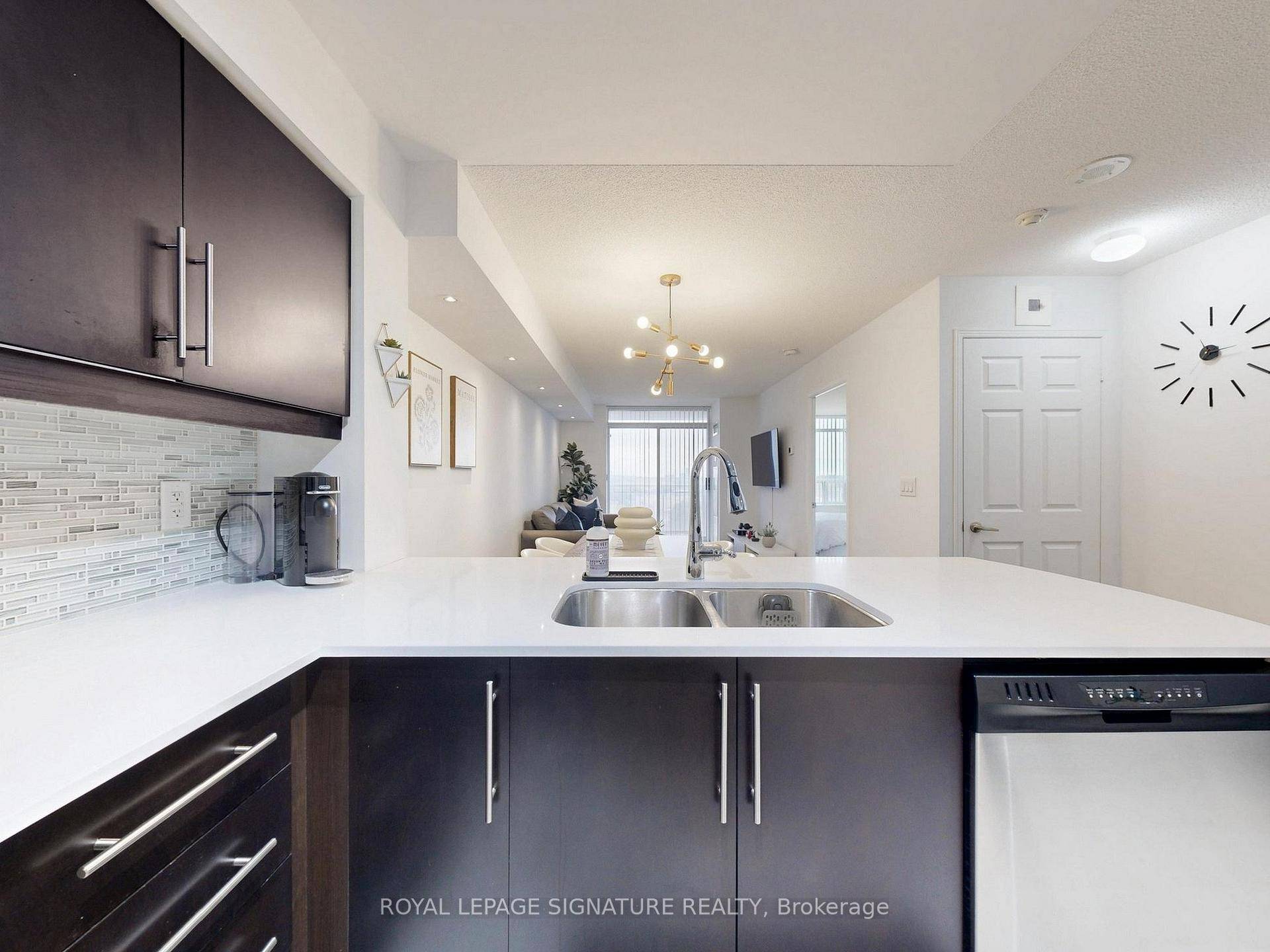 Stunning 1 Den with Unobstructed South Facing View The Gates of Bayview Glen III Prestigious High Rise Condominium Developed By The Pemberton Group Tastefully decorated and meticulously maintained, this 1 ...