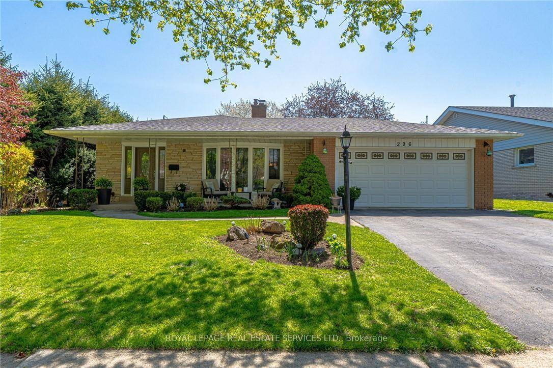 Welcome to sought after Shoreacres, just steps from Glen Afton and Paletta Parks.