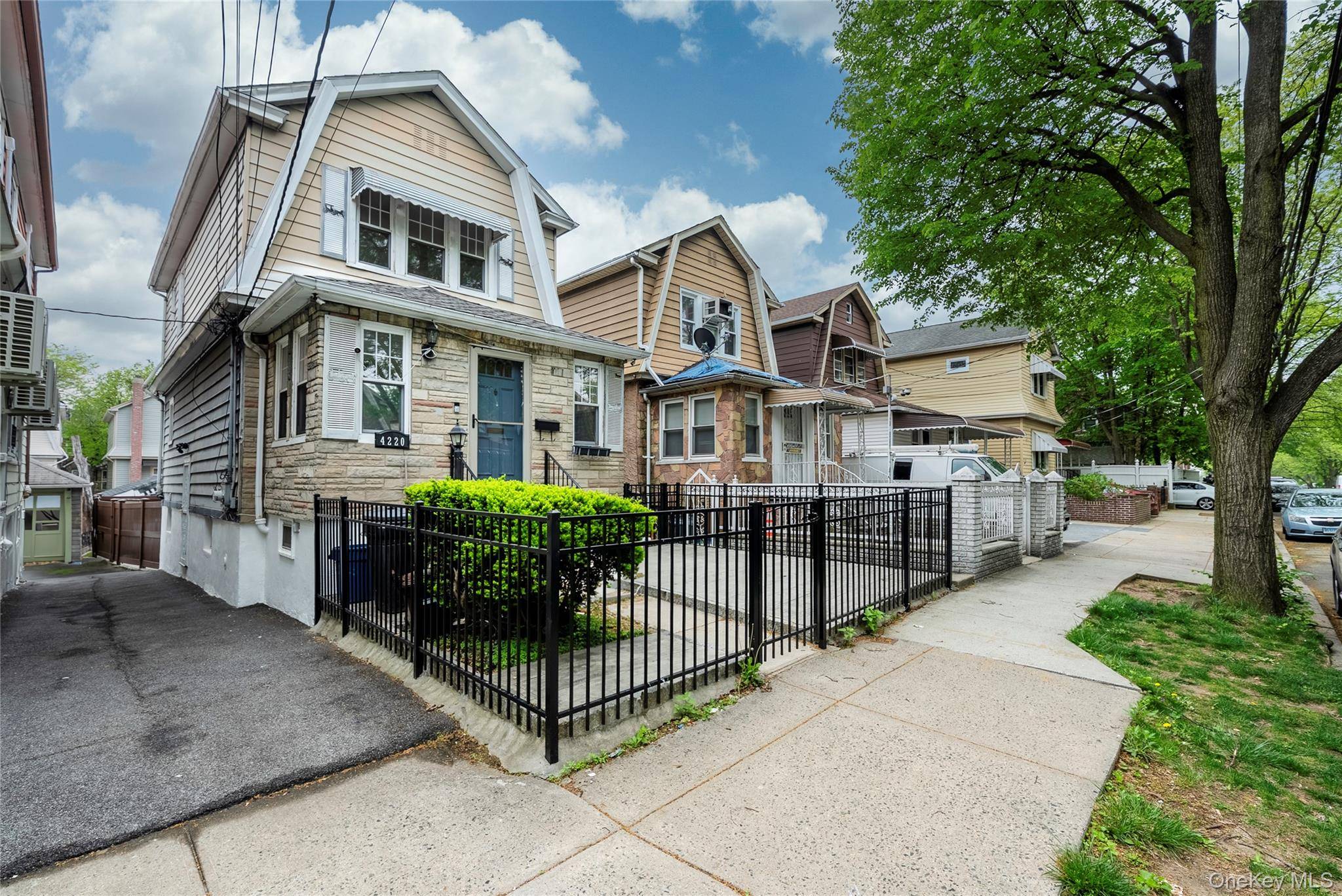 Welcome to this lovely well maintained 3 bedroom, 2 bath single family home located in the heart of Wakefield, one of the Bronx s most sought after and commuter friendly ...