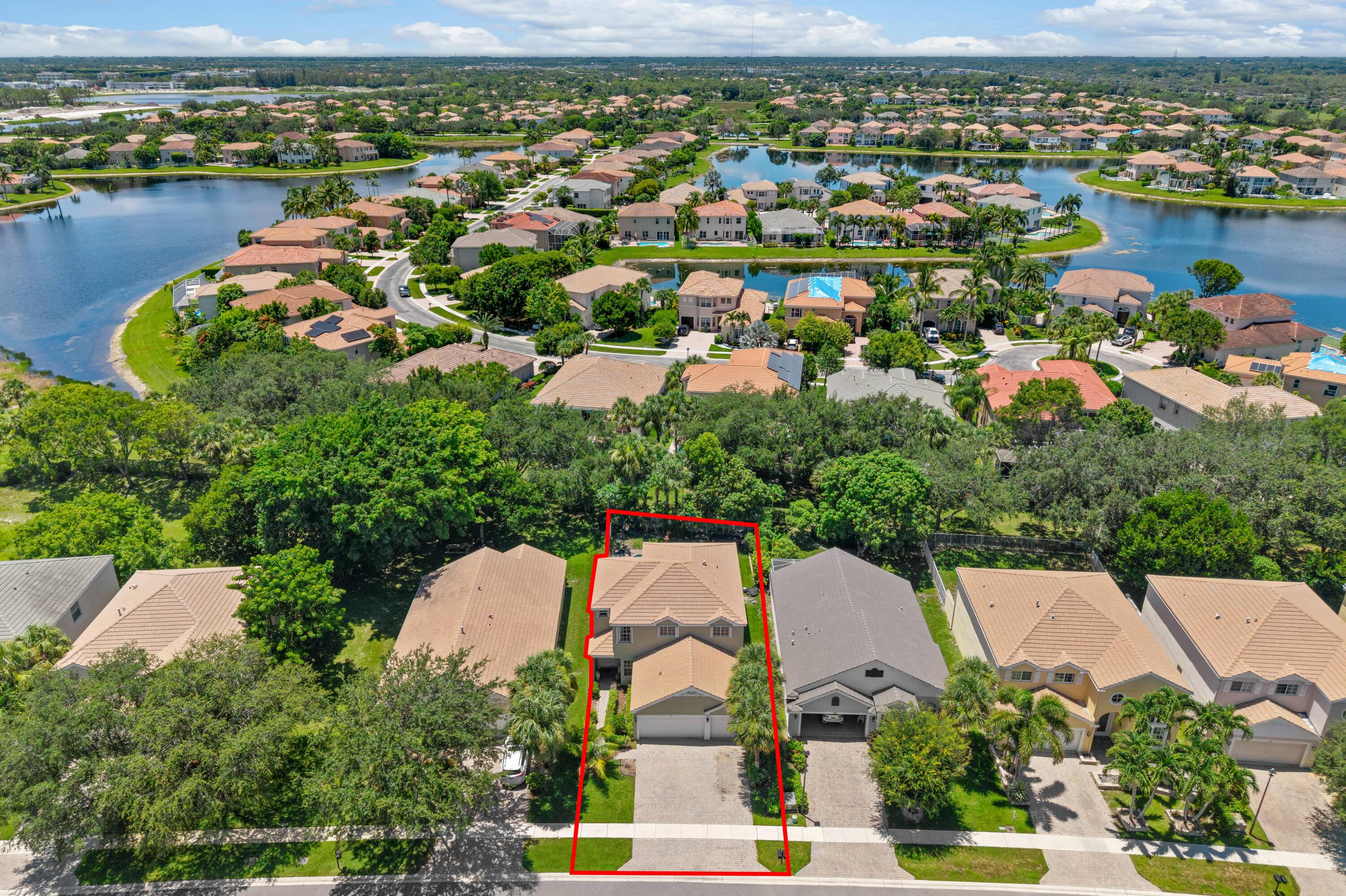 Discover this stunning 6 bedroom, 3 bathroom pool home with over 3, 000 sq ft of living space !