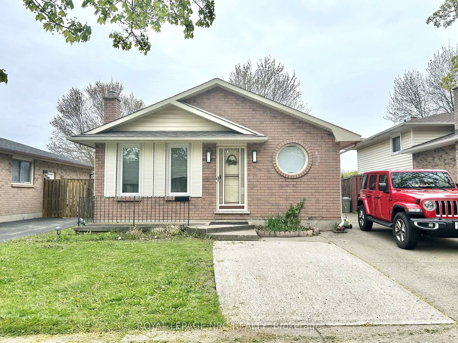 Welcome to this bright and spacious 2 bedroom Upper Unit, perfect for professionals or a small family.