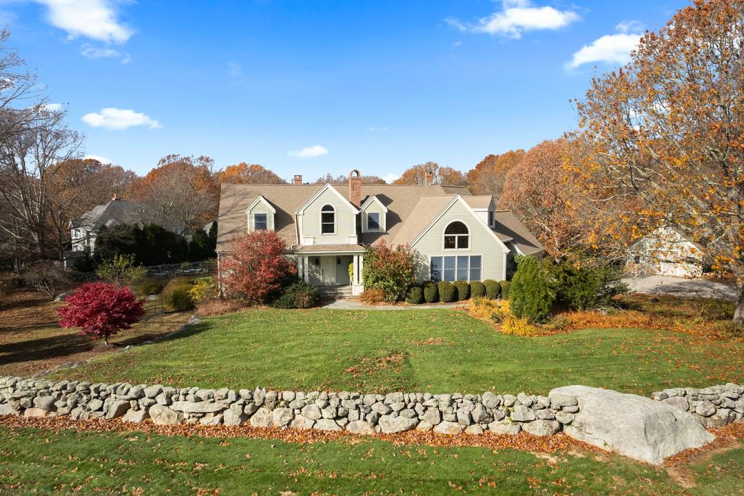Nestled on a cul de sac on the coveted Wamphassuc Point, this beautiful custom built contemporary home offers a rare blend of elegance, comfort, and coastal living.