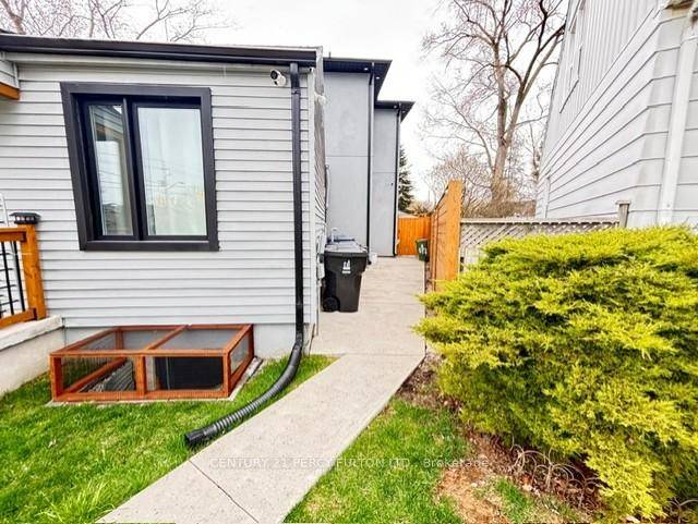 Back on the market The previous tenant has just moved out, and the unit is now vacant and ready for immediate occupancy !