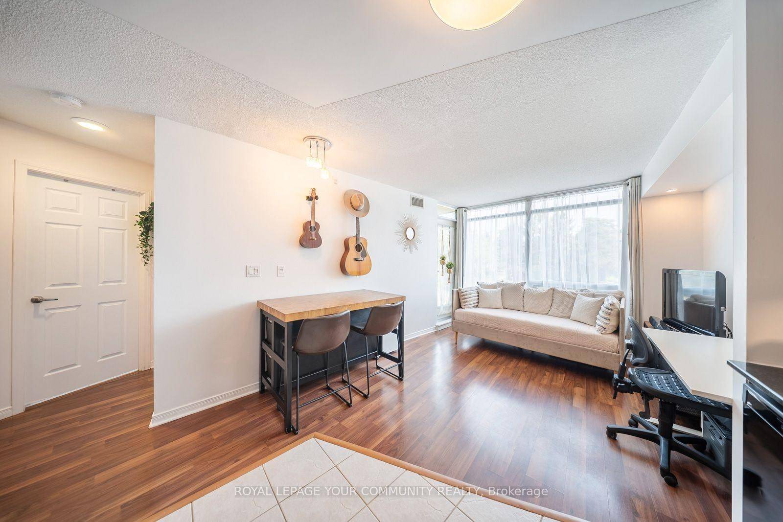 Welcome to 18 Valley Woods Rd, set in the highly sought after Parkwoods Donalda neighbourhood.