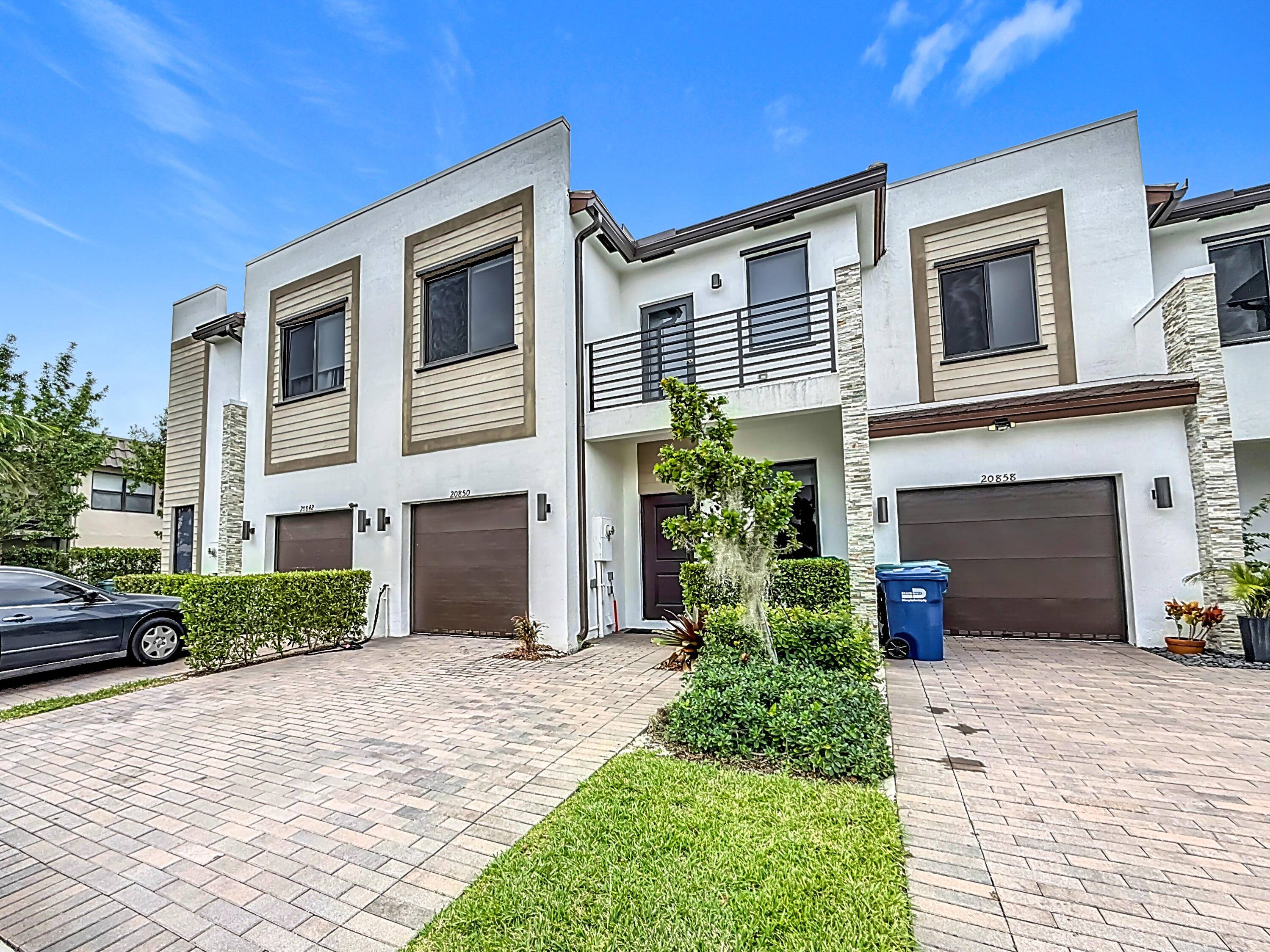 Gorgeous Modern Town home close to Aventura mall.