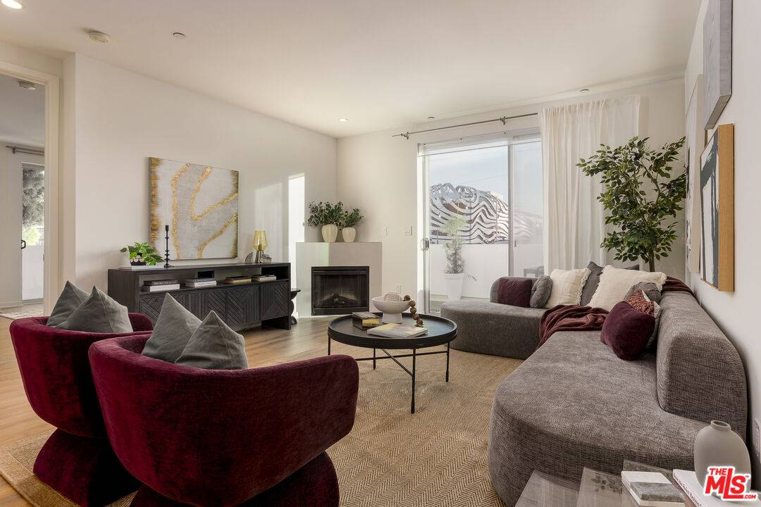 637  S Fairfax Ave 2BR Hancock Park La