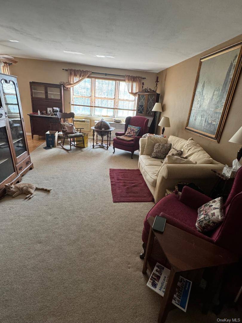 Welcome to this bright and airy home.