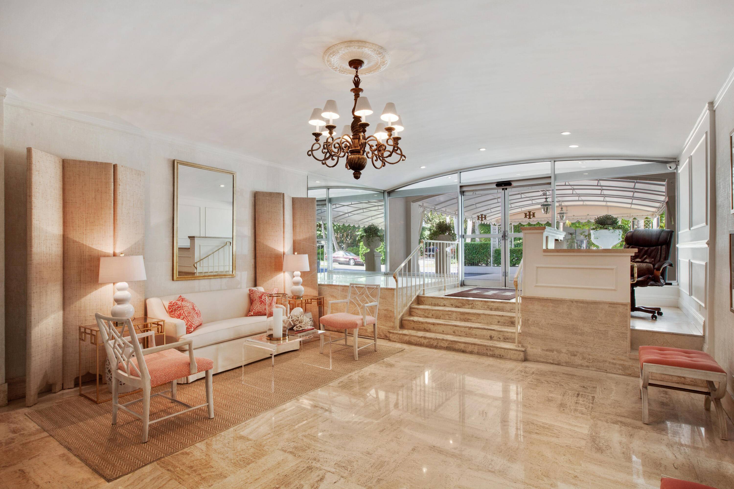 Island House is a premier in town boutique building located a short distance to Worth Avenue, the beach, Lake trail, Society of 4 Arts, town tennis courts and docks.