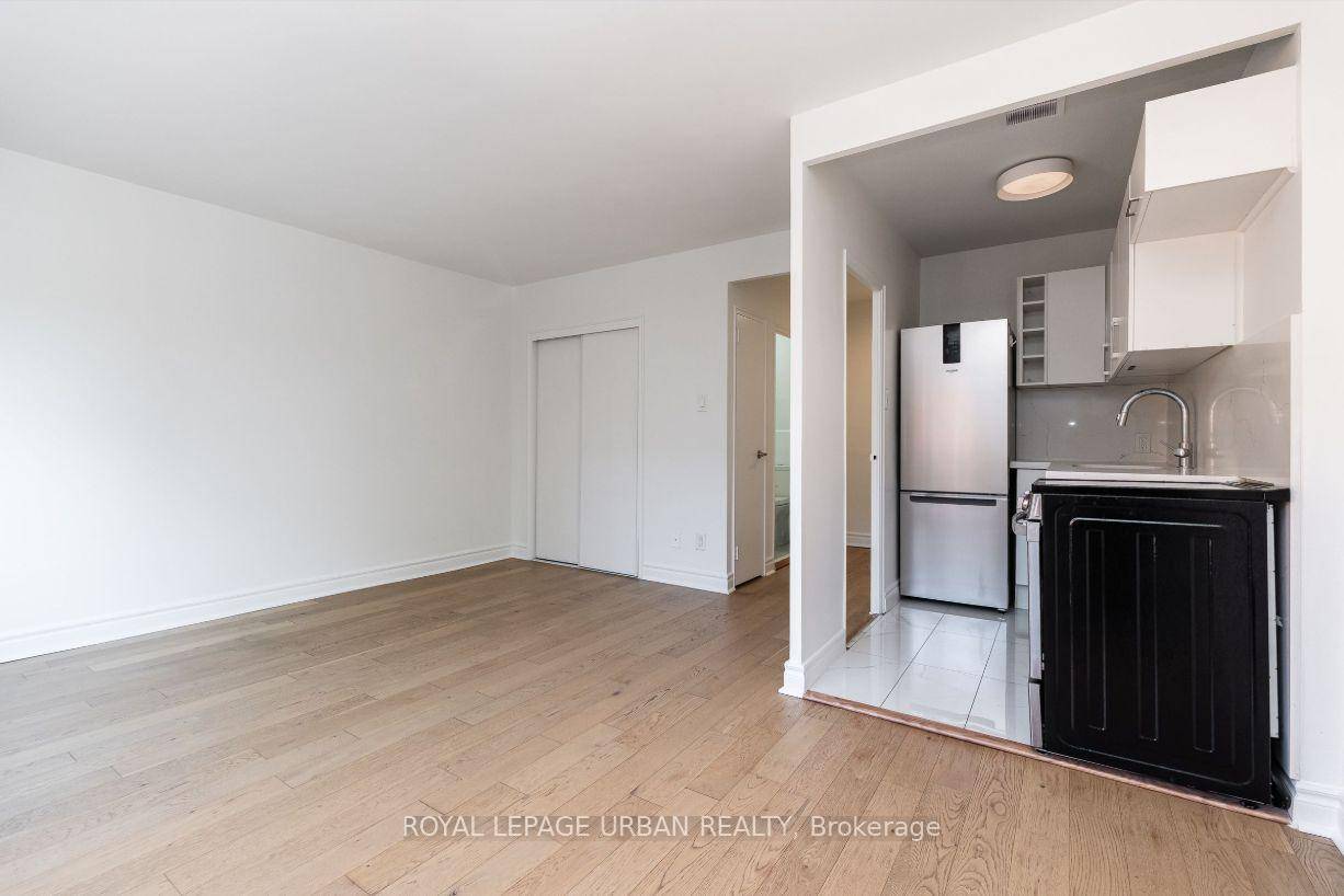 This cozy studio is a great spot for easy access to St Clair West.