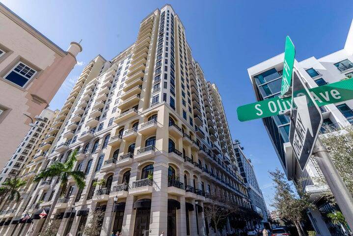 This pristine 2 Bed 2 Bath condo with 14 ft ceilings, 10 ft impact glass sliders with separate den office resides in the finest managed, full service building in Downtown ...