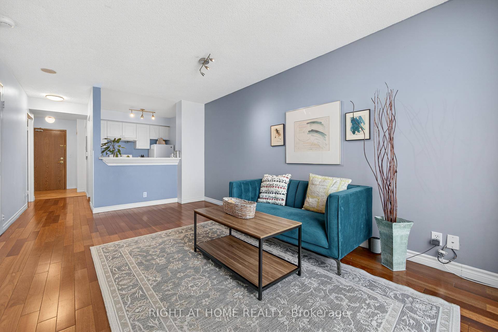 Welcome home to panoramic views of the city, Large windows, wood flooring throughout.