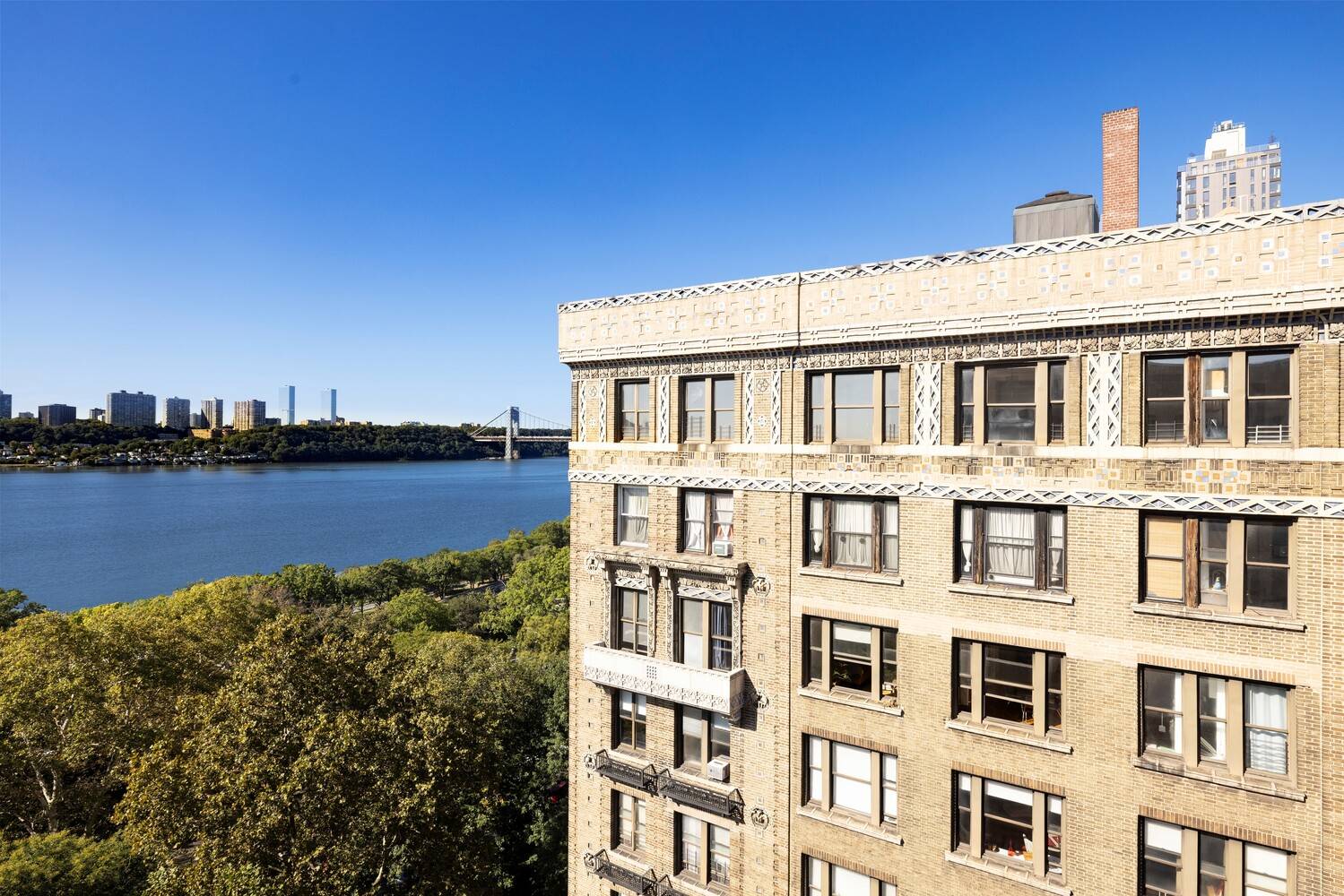 SPONSOR NO APPROVAL FIRST TIME EVER OFFERED MAGNIFICENT TOP CORNER CONDO WITH 22 OVERSIZED WINDOWS THAT WRAP AROUND THE ENTIRE APARTMENT WITH PROTECTED FULL PANORAMIC RIVER amp ; OPEN SKY ...