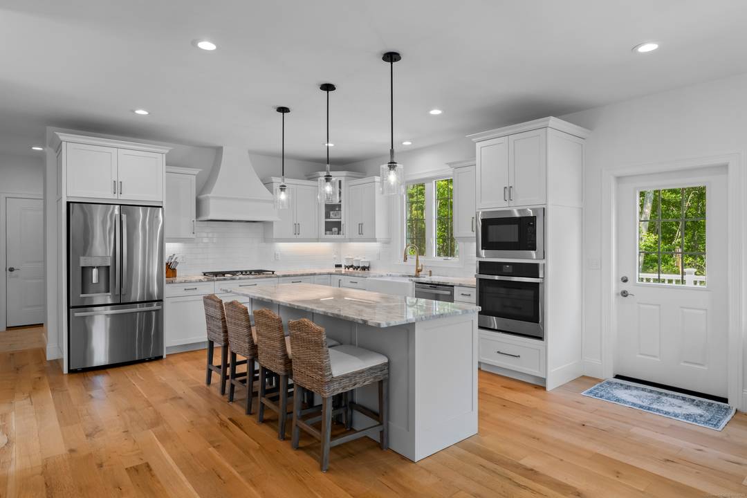 New Price 995, 000 Exceptional Value in The Orchards !