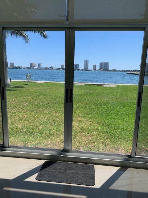 Magnificent views of the intracoastal.