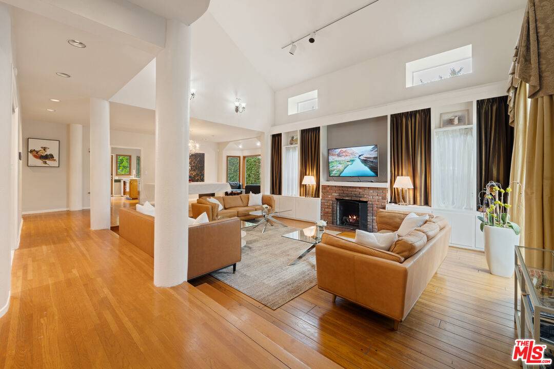 119  S Kilkea Dr 5BR Beverly Grove La