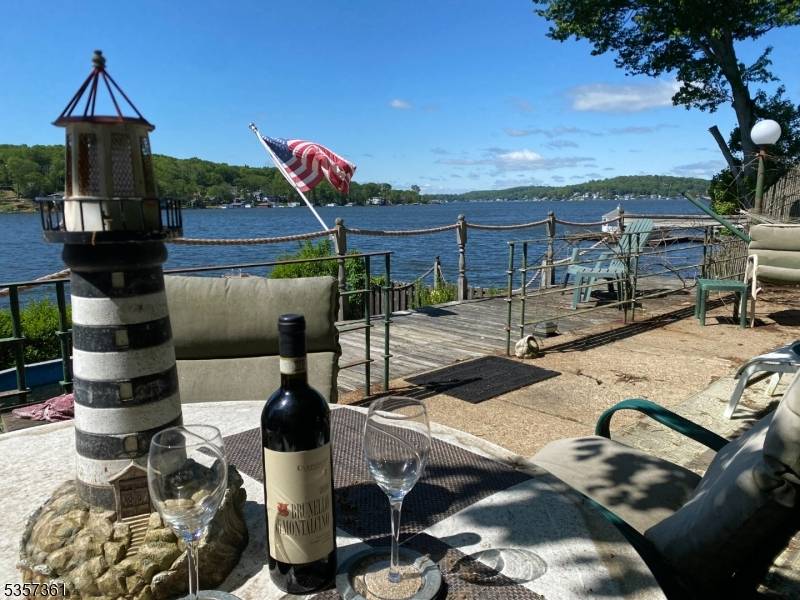 Location Alert ! Lakefront Home on Lake Hopatcong !