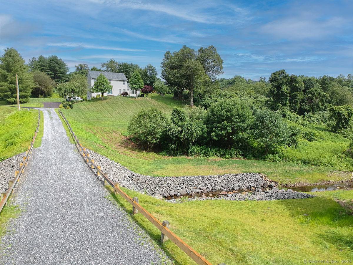 AWESOME LOCATION private yet 9 minutes to center of town !