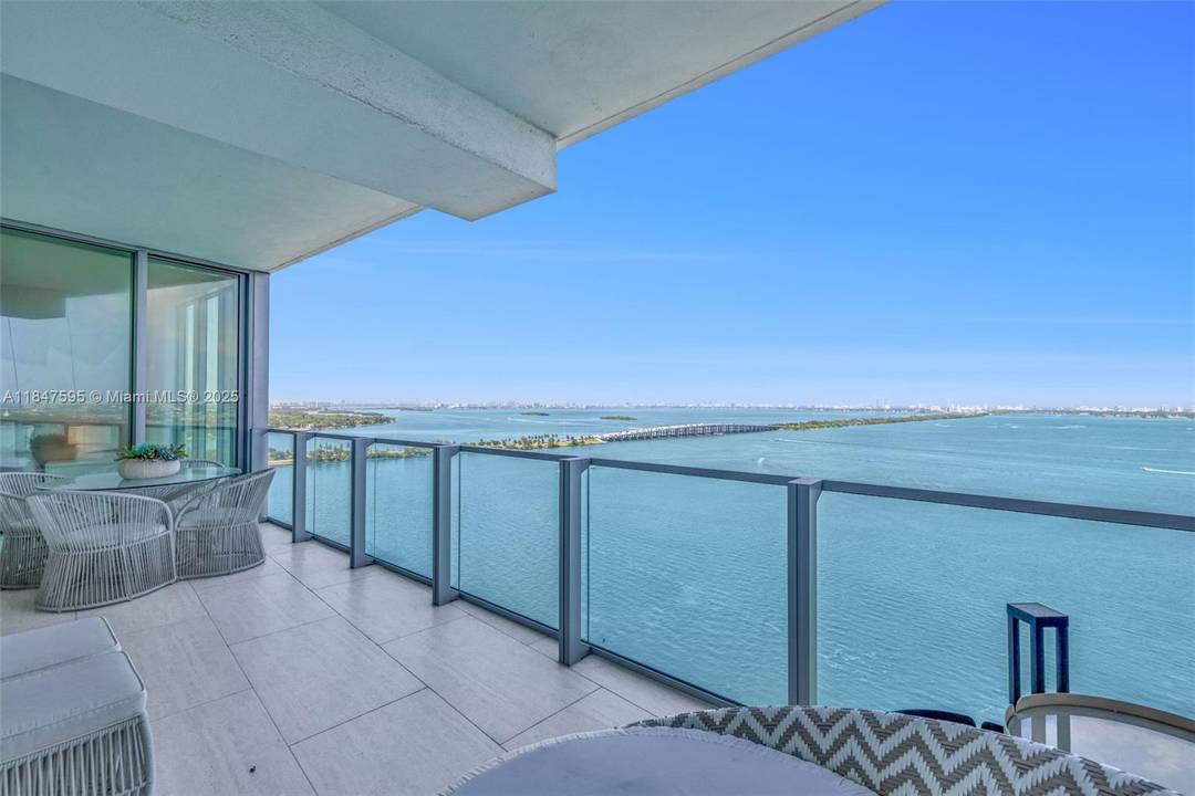 Unlike anything else on the market Unit 2103 offers 2 bedrooms, 3 full bathrooms, and direct, unobstructed views of Biscayne Bay, the cruise ship causeway, and Miami Beach.