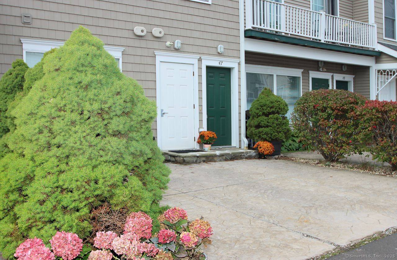 Welcome to Beach Shore Village in Walnut Beach !
