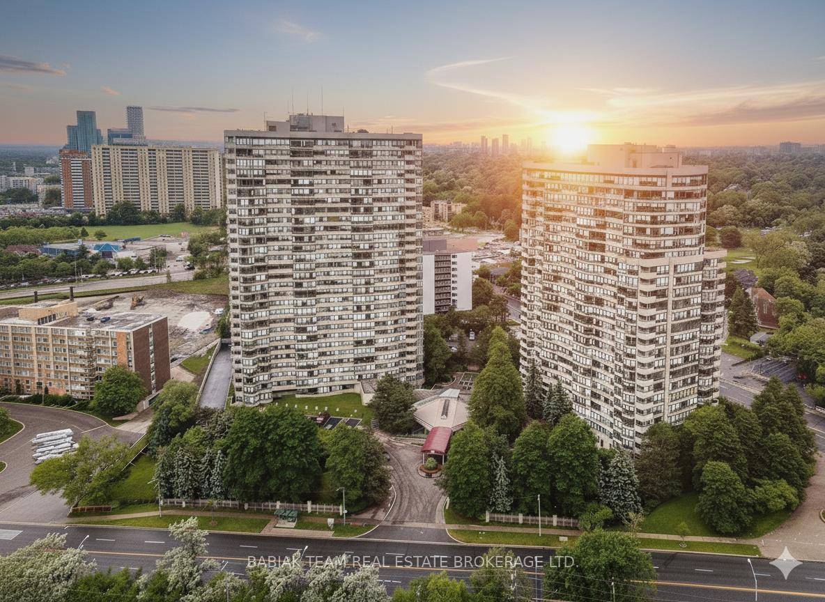 Welcome to Suite 1601 2 bedroom plus den, 2 bathroom corner suite boasting panoramic golf course and sunset views in the sought after Barclay Terrace.