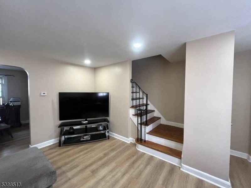 Move in ready ! Very spacious 2 bedrooms 1 full bathroom.