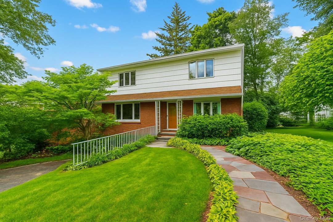GREAT NECK ESTATES 1ST SHOW SOUTH FACING COLONIAL WITHIN CLOSE PROXIMITY TO TOWN, LIRR amp ; SHOPPING 1ST LEVEL Elegant Renovated Interiors ; Formal Living Room, Formal Dining Room, Spacious ...