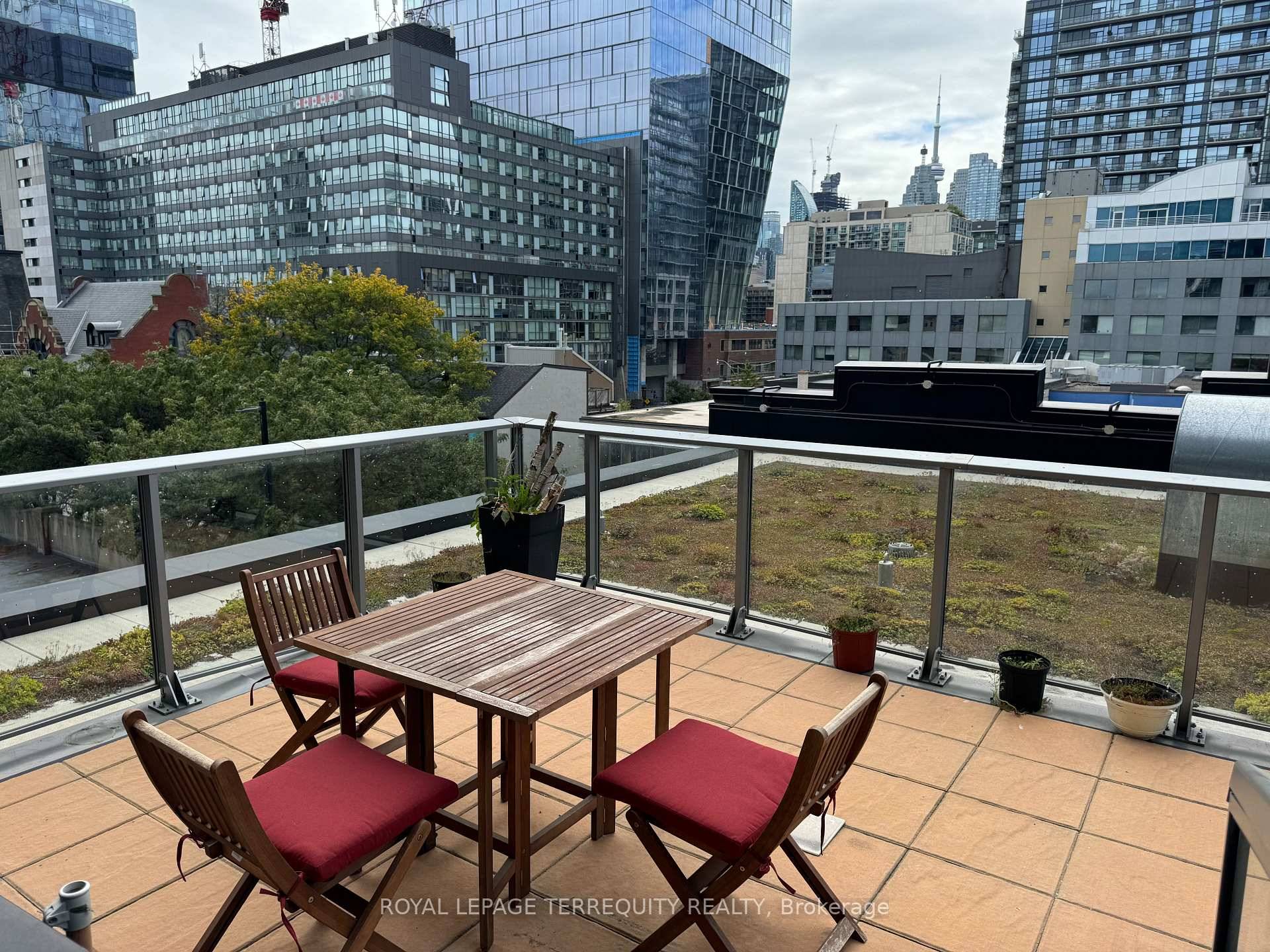 Rare Find Unit With Balcony And Private Terrace W Bbq !
