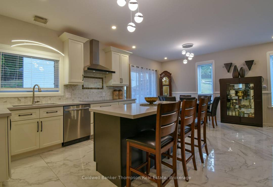 Beautiful Upper Duplex Unit for Lease.