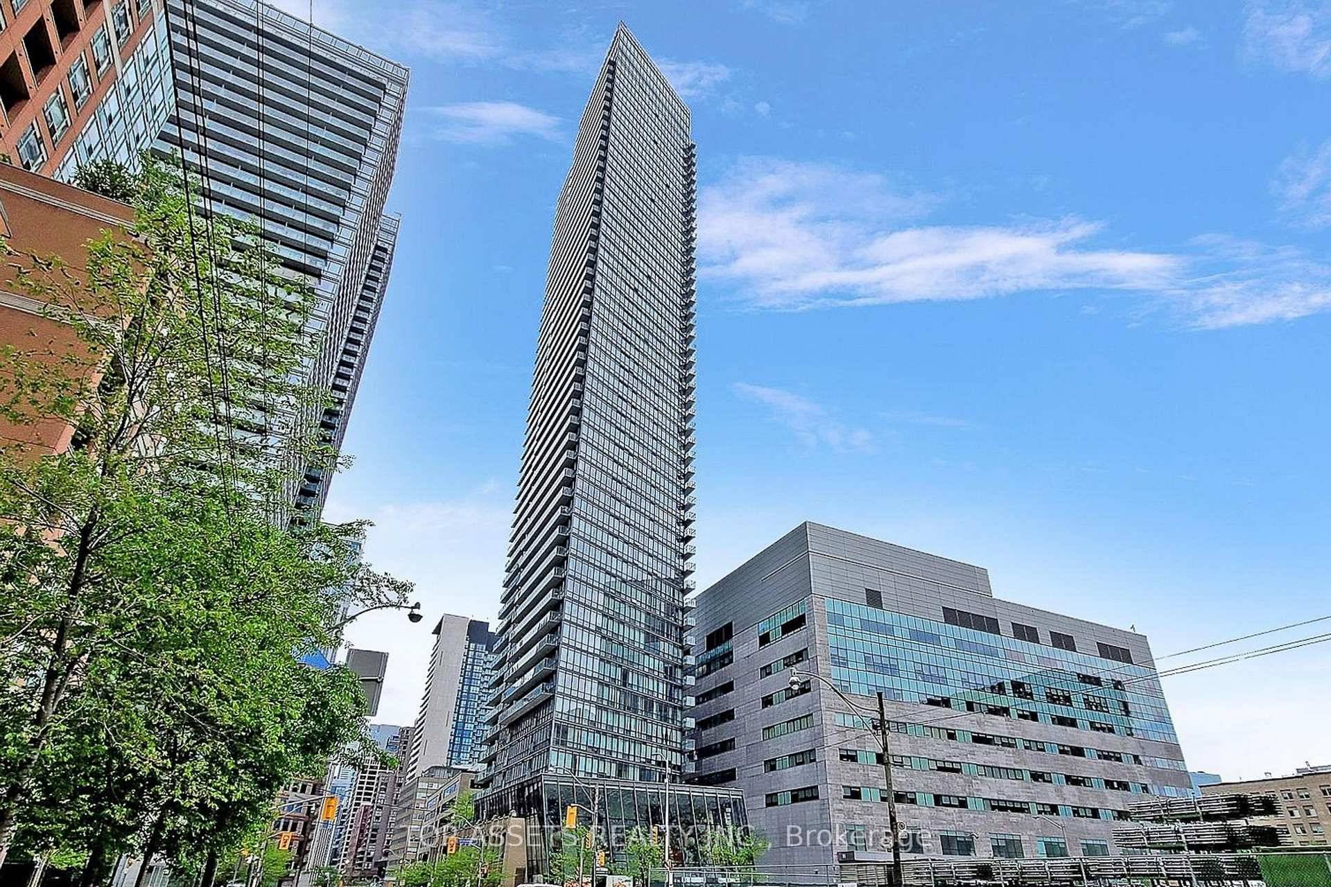 Discover urban living at its finest with this generously sized, fully furnished 2 bedroom, 2 bathroom condo, located in downtown Torontos prime Bay amp ; College area.
