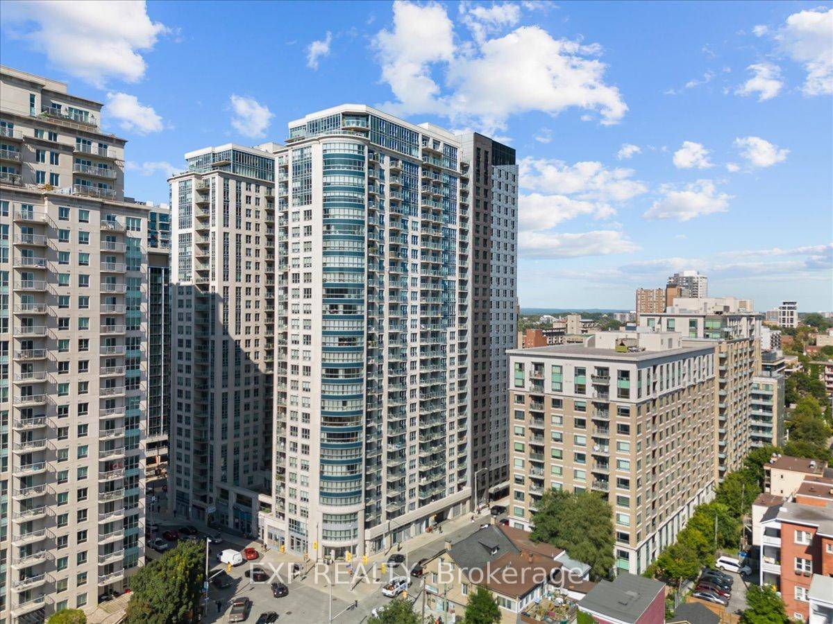 Welcome to urban living at its finest in this bright and modern 2 bedroom, 1 bathroom condo located in the vibrant heart of the City.